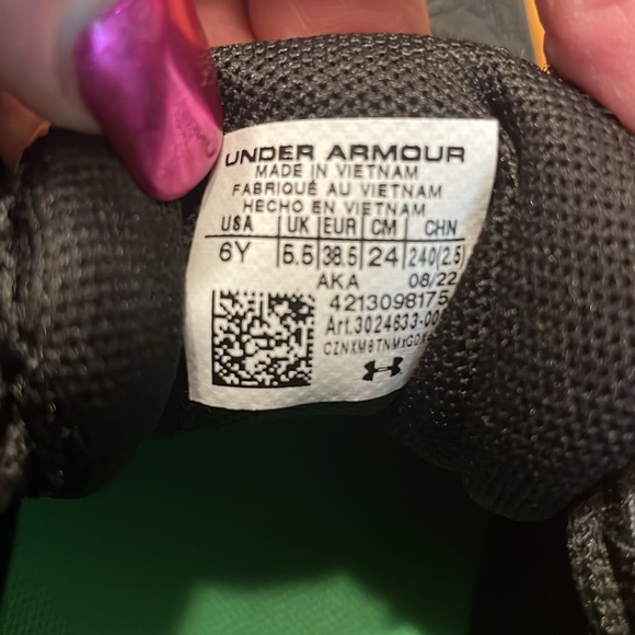 NEW Size: 6Y Under Armour Kids Assert sneakers, black, green, blue, and white - Picture 7 of 8